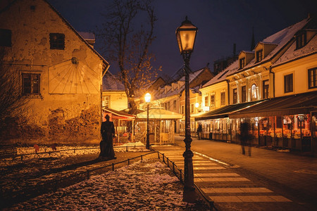 古老的卡尔街在萨格勒布晚夜的冒险观中首都croati图片