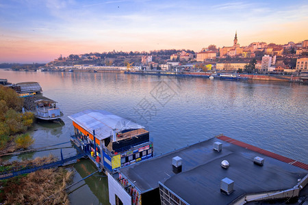 贝尔格勒河船和城市景色塞尔比亚首府图片