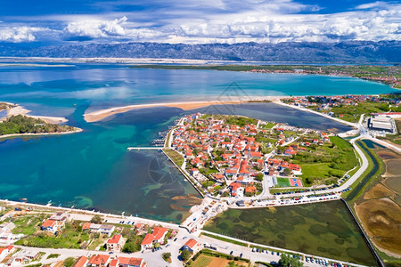 九具有历史意义的宁中缓度城镇具有Velbit山地背景的空中观察croati的dlmti地区图片