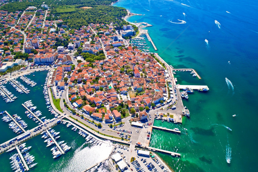 具有历史意义的沿海城镇空中观察croati的dlmti地区图片