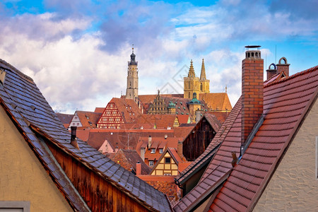 巴伐利亚地区罗曼路亨堡市的屋顶和具有历史意义的德国罗亨堡陶贝尔风景古城的地标图片