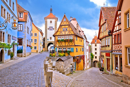 巴伐利亚地区罗曼路伦多堡德陶贝尔风景的古老城镇街道和建筑图片