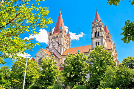 Franzvoasi教堂位于奥地利首都斯特里亚的维雅纳观景绿地图片