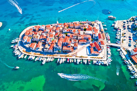 环绕着小岛空中观察的亚得里小镇TrunjCoati中部的dlmti地区图片