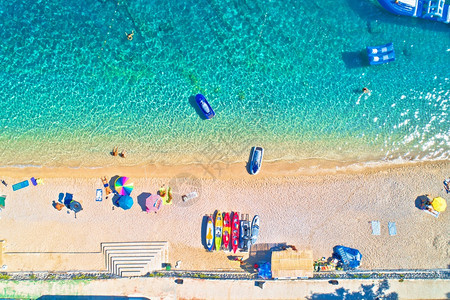 Croati地区Dlmti地区的Orebicpljsac半岛的水边海滩空中观察图片