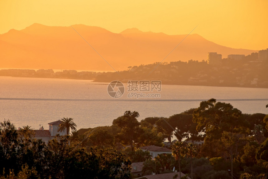 峡湾和法国的金色日落之景图片