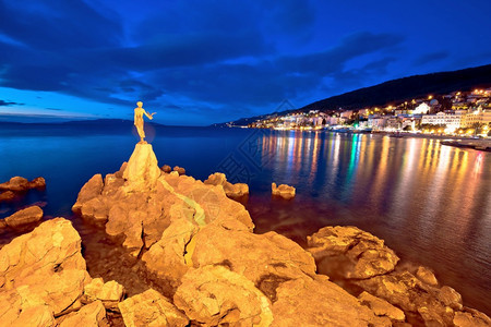 落日风景时的佛塔提雅湾雕像和海滨Kvarnecoati地区海鸥女士图片