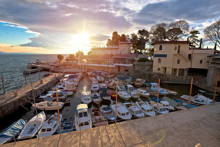 洛夫兰水边和港湾日落风景croati的pjrvea图片