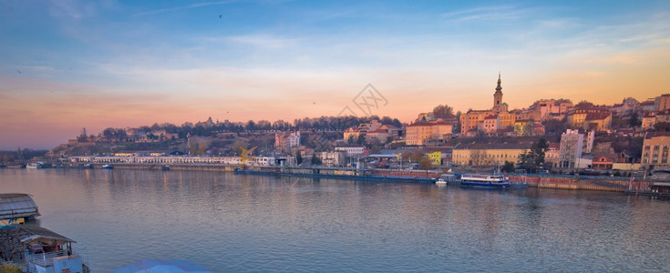 Belgidanub河船和城市景色全塞尔比亚首都图片