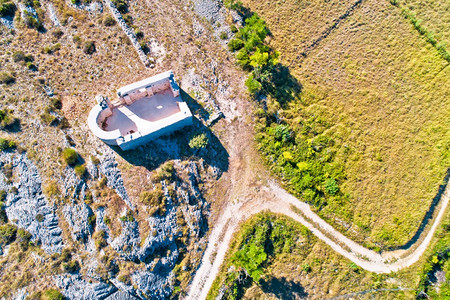 在Vrsi空中观视圣约人教堂的废墟Zadrcoti群岛的石头沙漠图片
