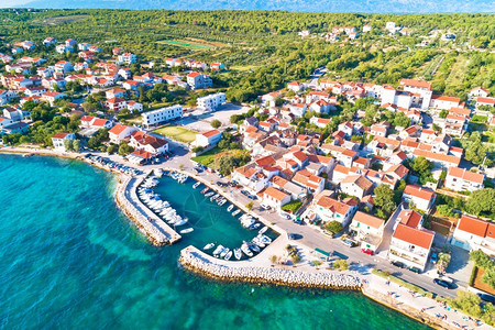 扎达尔群岛的diklo村对港口和绿海croati的dlmti地区进行空中观察图片