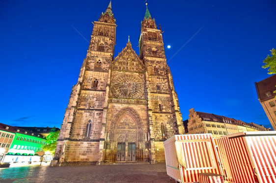 纽伦堡的洛茨教堂和广场建筑夜景图片