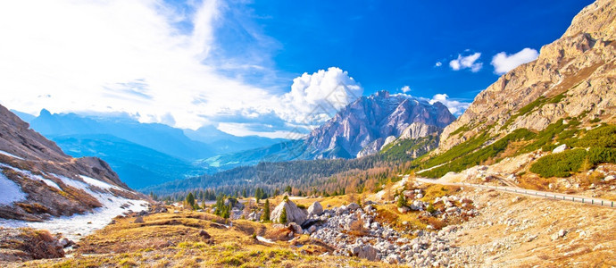 高阿尔卑斯山通过全景阴道尖峰多洛米人意大利图片