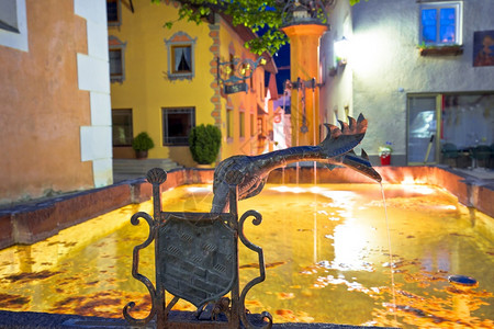 卡斯特勒鲁镇或卡特勒罗托喷泉和街道夜视意大利多洛米特阿尔卑斯山脉地区图片
