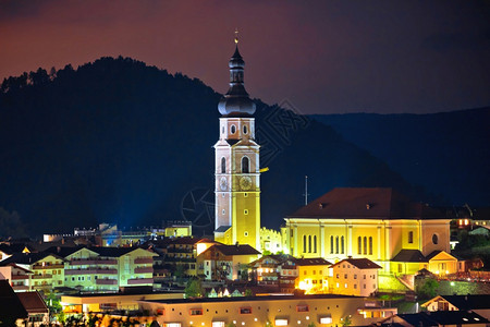 在意大利南部高山地区特罗尔阿卑斯地区Kastelruh教堂的城镇和天线夜视图片