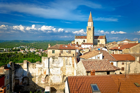 古老的石头镇布杰塔和屋顶风景位于伊斯特里亚绿地的小镇croati图片