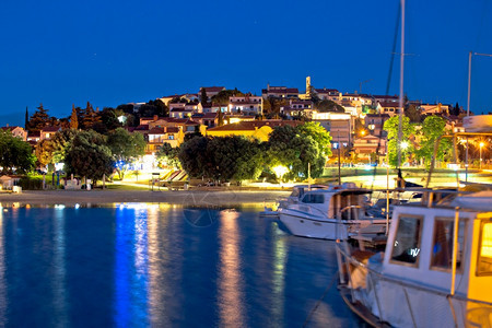 靠近Pula夜视的jescanuvl旅游村croati岛地区图片