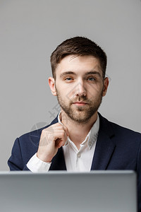 商业概念肖像英俊紧张的商人在工作办公室看着笔记本电脑白色背景图片