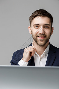 商业概念肖像英俊快乐的商人穿着微笑和坐在工作办公室白色背景图片