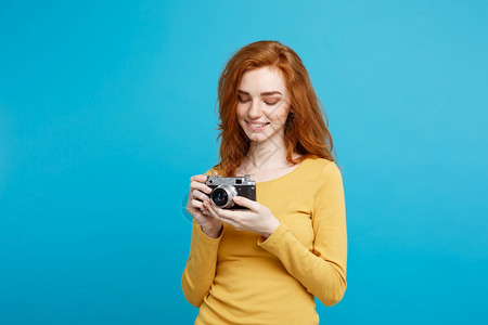 快乐的姜红发女孩玩着古老的相机快乐表达方式面部蓝色背景复制空间旅行和人的概念快乐的姜红发女孩头部肖像准备带着古老的相机快乐表达方图片