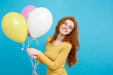 以多彩的派对气球微笑年轻美丽红头发女孩蓝色的面团背景庆祝概念关闭快乐的年轻美丽红头发女孩以多彩的派对气球微笑蓝色的面团背景图片