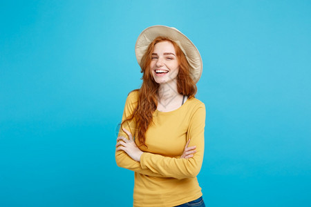 旅行概念关闭肖像年轻美丽的有吸引力姜红发女孩戴着时髦帽子微笑着蓝色的面部背景复制空间图片