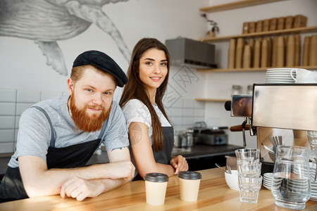 积极准备工作的夫妇咖啡商业概念图片