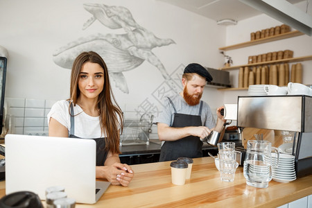 在咖啡店一起工作的男女背景图片