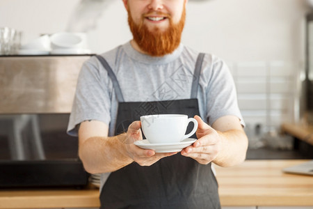 咖啡师手端着咖啡的肖像图片
