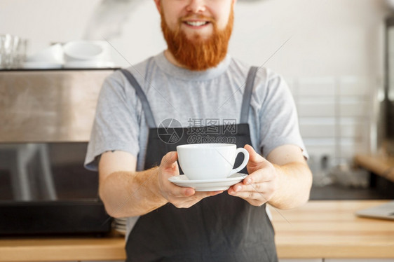 咖啡师手端着咖啡的肖像图片