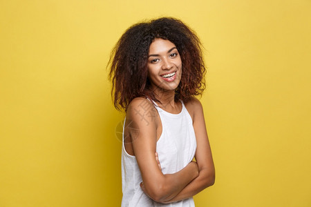 美丽的有吸引力非洲女头部肖像张贴着快乐的笑容黄色工作室背景复制空间美丽的有吸引力非洲女头部肖像张贴着快乐的笑容黄色工作室背景复制图片