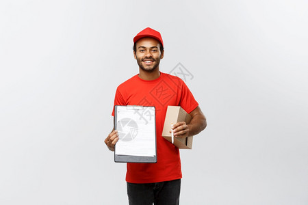 交付概念英俊的非洲送货员或快递的肖像显示要签署的确认文件表格在灰色工作室背景上隔离复制空间图片