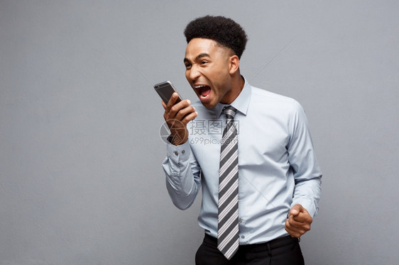 非洲商人在手机上大喊叫商业概念美国商人在手机上大喊叫图片