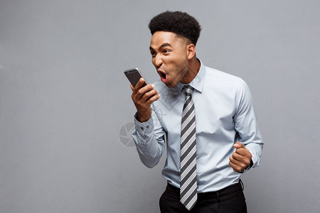 非洲商人在手机上大喊叫商业概念美国商人在手机上大喊叫图片