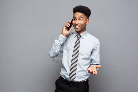 非洲的商业在移动电话上与客户交谈时高兴图片