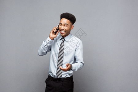 非洲的商业在移动电话上与客户交谈时高兴图片