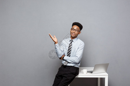 商业概念非洲裔美国商人的肖像用笔记本电脑坐在桌子上咖啡坐在桌子上图片