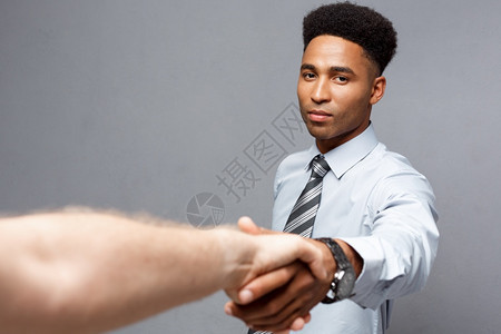 商业概念两个自信的商人在会议期间握手图片