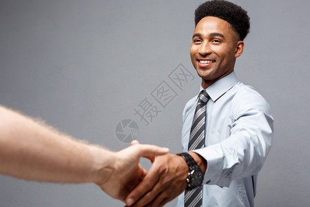 商业概念两个自信的商人在会议期间握手图片