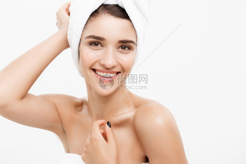 美貌和皮肤护理概念美丽的天主教女青年头上戴浴巾盖着乳房白色美丽的天主教女青年胸上盖着白色图片