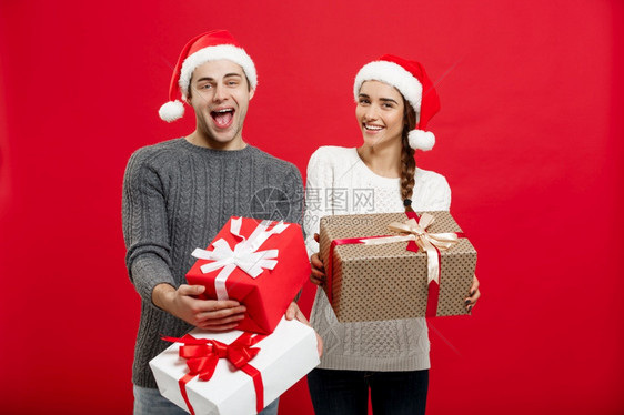 准备大量礼物来庆祝圣诞节的情侣图片