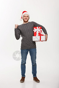 圣诞概念快乐的年轻男人胡子拿着礼物手放在白色背景上图片