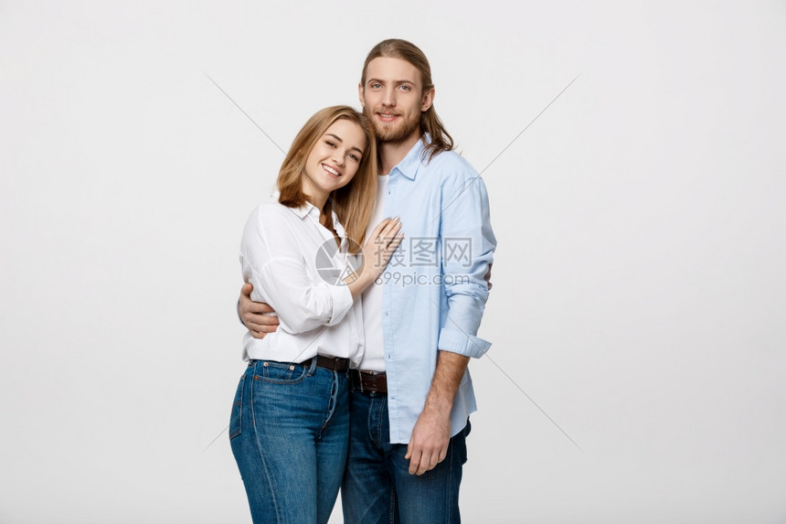 快乐的年轻情侣站着拥抱图片