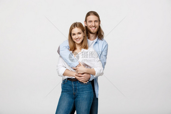 快乐的情侣在拥抱图片
