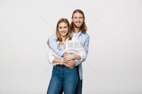 男子从背后拥抱女子图片