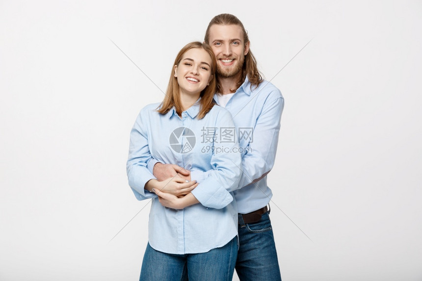 丈夫从背后拥抱妻子