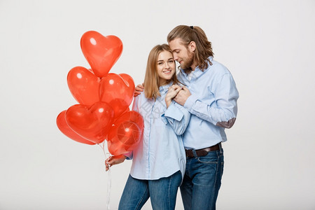 情侣拿着爱心气球拥抱图片