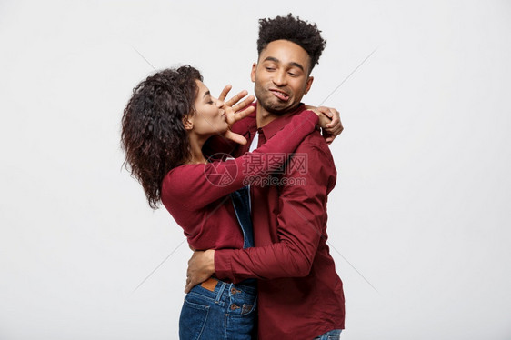非洲的fricn的年轻夫妇否认在白色背景工作室接吻图片