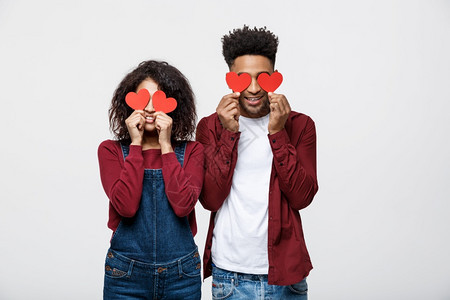 年轻的非洲情侣拿着红心遮住眼睛图片