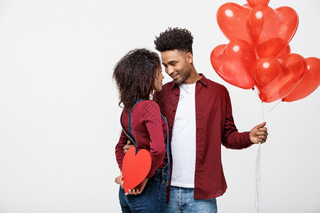 年轻的非洲夫妇持有心脏气球和纸年轻的非洲夫妇持有心脏气球和纸图片